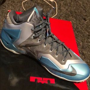 Men’s Lebron XI shoes